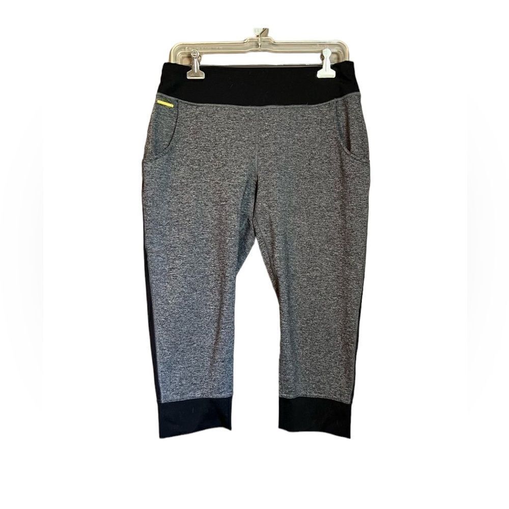 Lolë grey and black capri pants. Size small